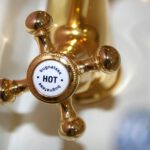 Acqua calda a intermittenza: quali sono le cause e le soluzioni